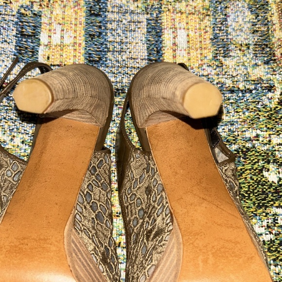 Stuart Weitzman Size 7.5 Peeptoe Heels - Picture 10 of 12